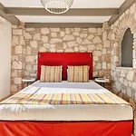 Excellent Flat Near Hadrians Gate
